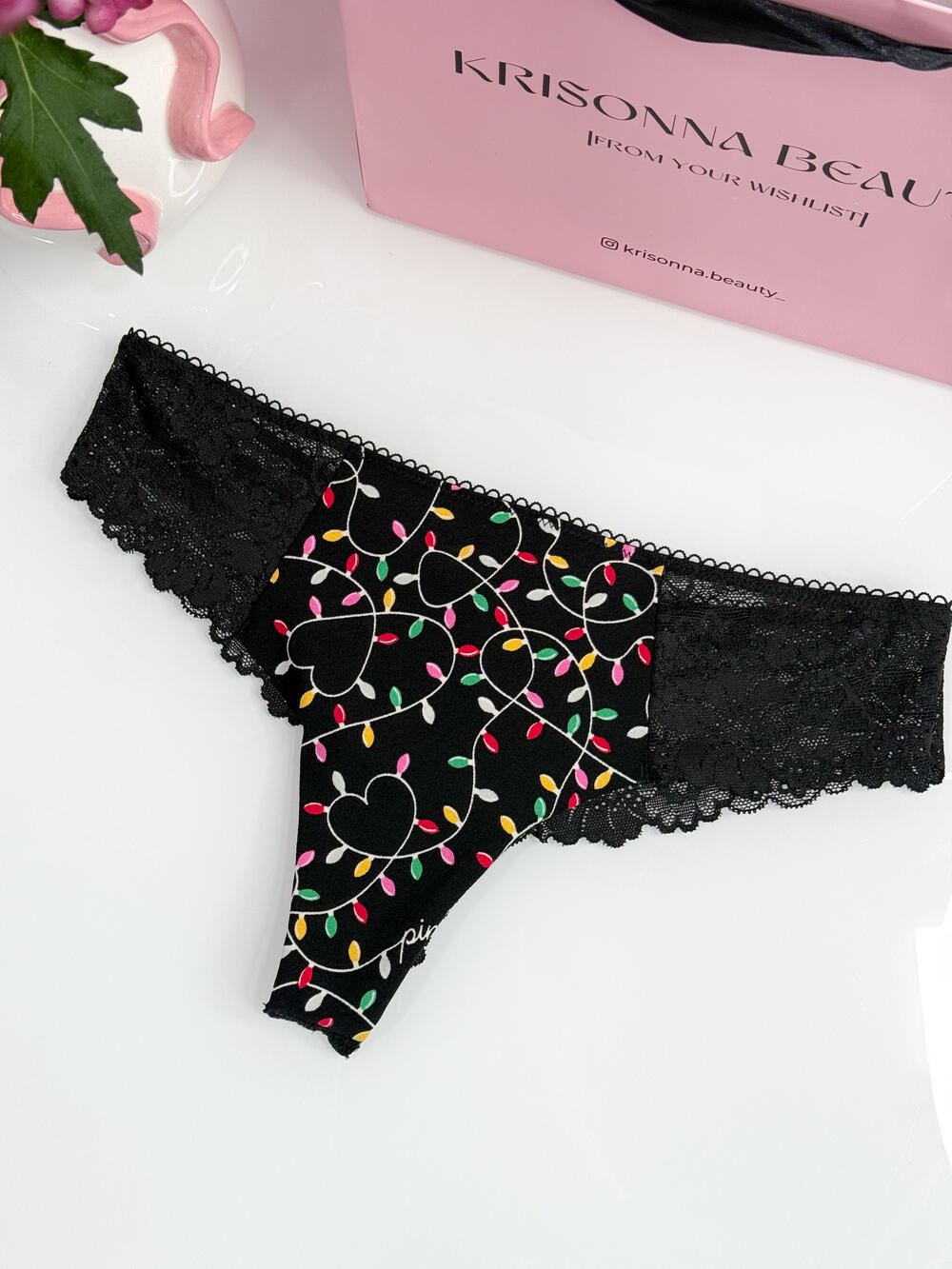 No-Show Thong Panty розмір S Pure Black Lights Print (71MV)