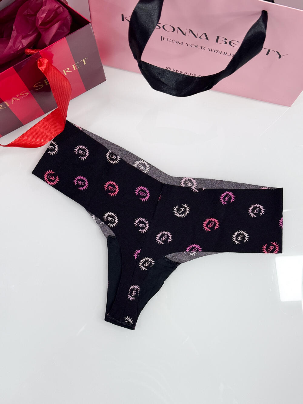 No-Show Thong Panty розмір S чорні з лого 