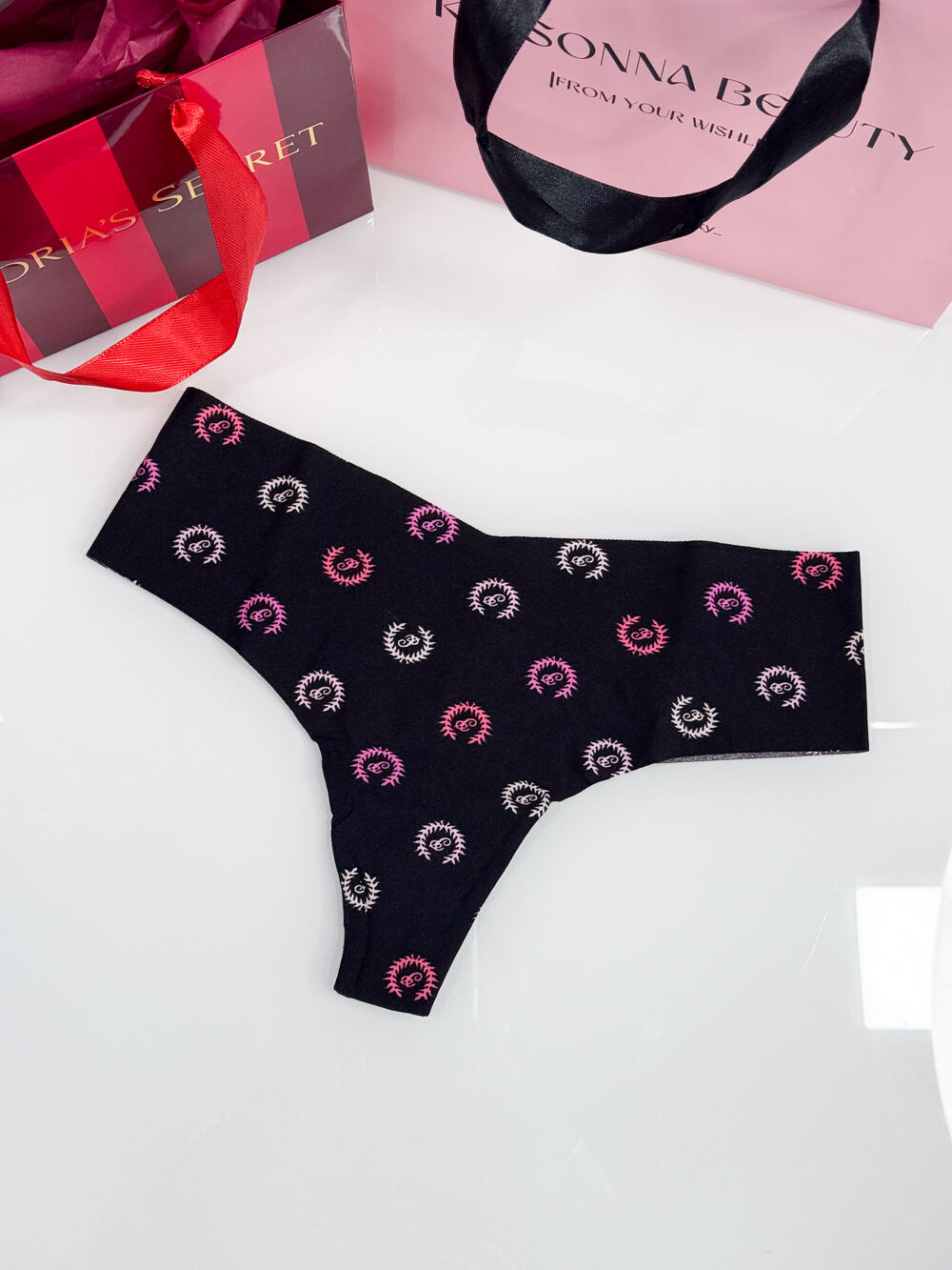 No-Show Thong Panty розмір S чорні з лого 