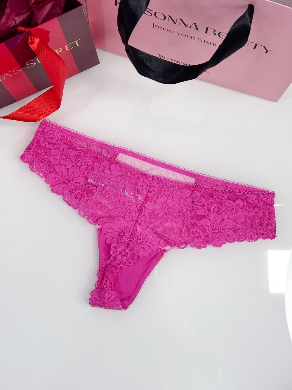 No-Show Thong Panty розмір S фуксія з лого 